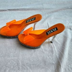 JANTE NWT Pumpkin orange heels!!!!! Size 8